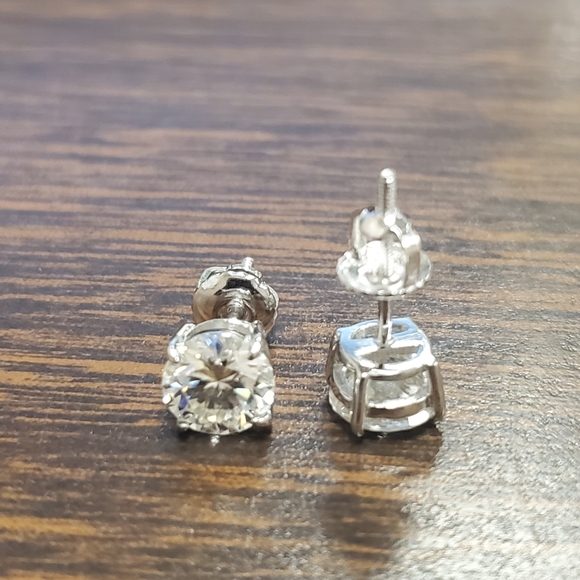 2 carat Moissanite 925 Stud Earring - Picture 2 of 2